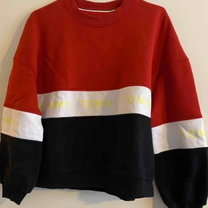  - Tommy sweatshirt som är använd 1 gång, som ny! 