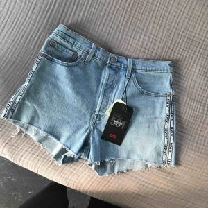  - Supersnygga shorts från Levis!! De passade tyvärr inte mig och glömde skicka tillbaks dem. Inköpspris ca 500kr.