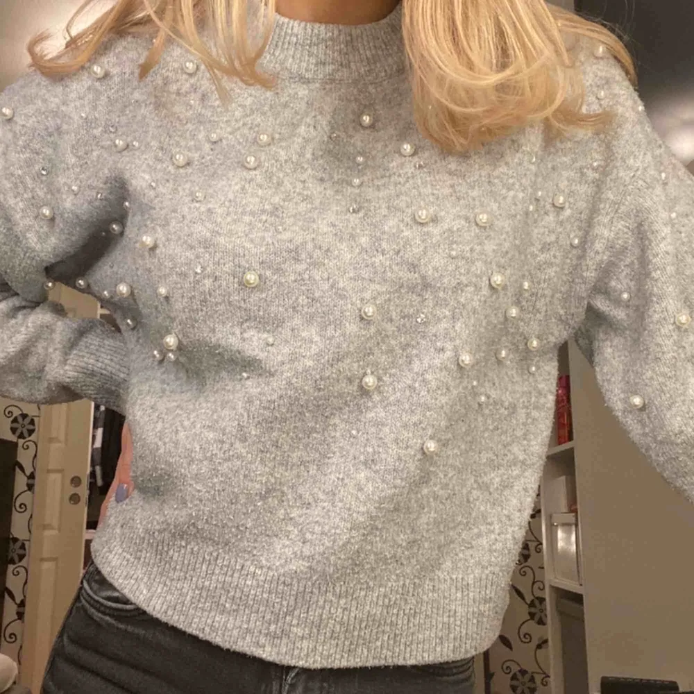 Fin tröja med pärlor från H&M i fint skick! 80kr + frakt 63kr 💕. Tröjor & Koftor.