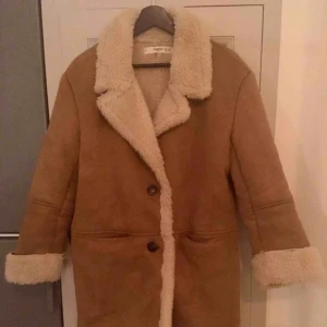  - Supermysig och snygg 70-tals jacka från Zara. Köpte den för 1200kr har använt ca 2 gånger, alltså så gott som ny. Imitationsmocka. Stlk XS i jacka men den är stor i storleken, funkar även för en S.   Frakt tillkommer om den behöver postas. 