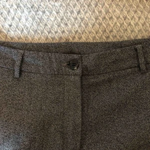  - Gråa, raka kostymbyxor från Monki. Jättebra skick. Frakt tillkommer <3