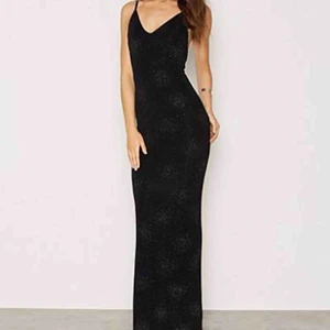  - Superfin långklänning från märket Ida Sjöstedt! Jag köpte den 2017 och använde den en gång på min bal, den är alltså nästan precis som ny! De två första bilderna är från internet för att visa passform, skriv till mig för fler bilder! 