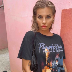  - Helt ny tröja från Boohoo, endast testad. Storlek S petite men skulle säga att den är stor i storleken så passar nog alla storlekar beroende på hur man vill att den ska sitta. (Första bilden är lånad av Felicia Aveklew)💕