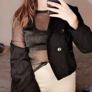 Glittrig mecha tröja!  - Enkel festtopp som funkar till det mesta. Säljer pågrund utav att den inte kommer till användning då jag har två exemplar.