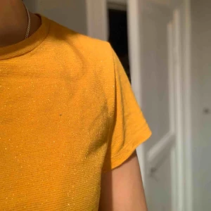  - Glittrig t-shirt från monki i storlek s