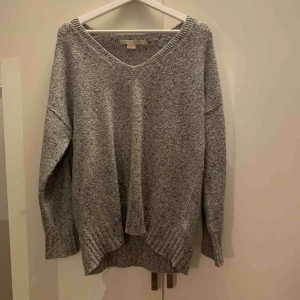  - Köpte detta plagg rent spontant, jag brukar aldrig ha på mig stickade tröjor. Helt ny aldrig använd! Möts upp i Göteborgsområdet och tar emot Swish och kontanter. Hör gärna av er om ni är intresserade  