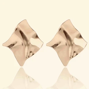  - LYXIGA OCH VACKRA METALLISKA VÅGIGA KVADRATISKA ÖRHÄNGEN. Mått:5,5X5,5CM                           * LEVERERAS MED EN ETUET. Se Bilderna. BJUDER SJÄLVKLART PÅ POTOT. Snabb leveranstid 1-3 Vardagar   