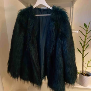  - Fakepäls jacka/kappa från noisy may, köpt 2017. Använd 4-5 gånger. Säljes pga använder ej. Nypris 600kr 