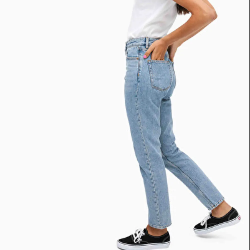 Jeans från Monki köpta här på Plick, visade sig dock vara i fel storlek när de kom 🙈 bilderna är lånade från Monkis hemsida! 👆🏼 byxorna är i gott skick 😘👌🏼 Byxorna är i modellen Kimomo, High Relaxed . Jeans & Byxor.