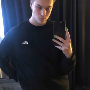  - Basic men fett snygg  Nike sweatshirt!! Den är i storlek Xl och sitter helt perfekt på mig, (är 186). 🥰 Köpte den för mer än det bubbla priset så detta är ett kap🤩🤩🤩   Köparen står för frakten:))