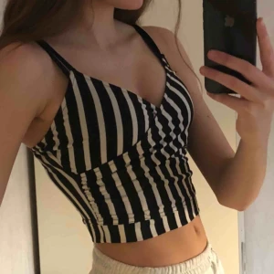  - Så fin topp! Stretchigt och skönt material. Nästintill oanvänd. Skulle säga att den passar både S och XS 🥰 