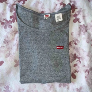  - Helt oanvänd t-shirt från Levi’s. Strl xs men skulle kunna passa S också 