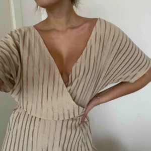  - Byxdress från HM! Ganska liten i storleken, jag är en S i vanliga fall (& 174cm lång) och längden är bra på mig. Man kan justera storleken med bandet i midjan! 