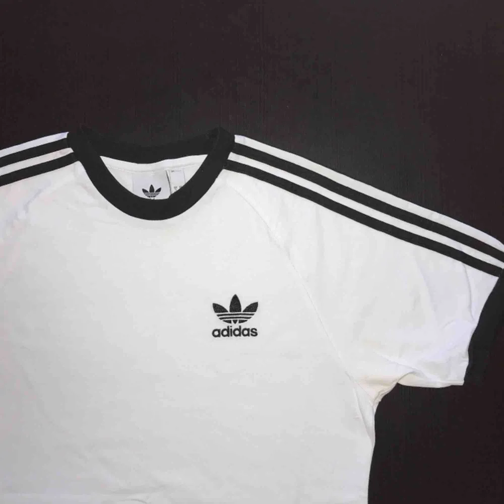 Adidas 3-stripes tisha, fläckfritt, go get em (all ;) ). T-shirts.