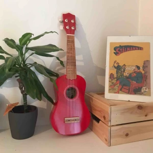  - Liten röd ukulele från gear4music. Nästan aldrig använd, superfint skick! Kan hämtas vid slussen.