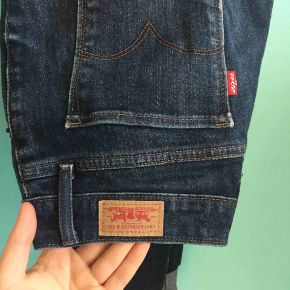 High Rise skinny Levis jeans köpta i New York. Mycket gott skick. . Jeans & Byxor.
