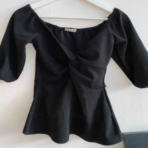  - Supersnygg off shoulder topp från Nelly. Endast använd en gång. Perfekt till fest
