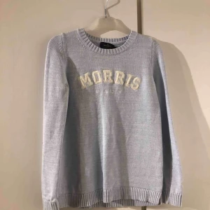  - En ljusblå Morris tröja, fint skick.