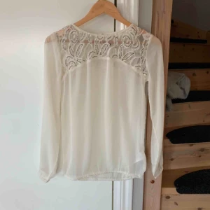  - Fin vit blus med pärlbroderi från soyaconcept. Säljer på grund av att den aldrig har kommit till användning. Hör av dig om du har några frågor:)