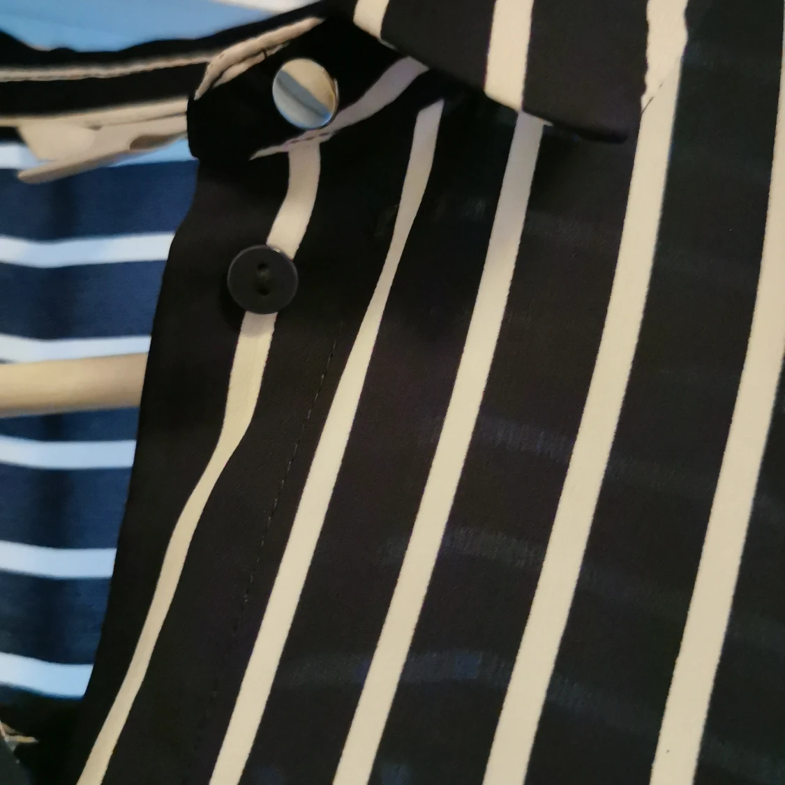 Figursydd skjorta från hm.  - 91