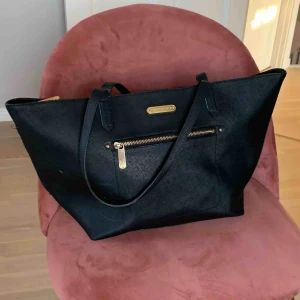  - Läderväska från Victoria’s secret, lite sliten men fortfarande sjukt snygg! 