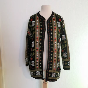  - Vintage stickad kofta. Märke: Esskay. Storlek: small/medium. Skick: väldigt fin. Pris: 150 kronor eller bud. Frakt: Betalas av köparen. 