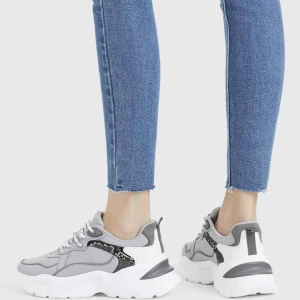  - Sneakers från bershka i storlek 38. Använda 1 gång. Säljes pga fel storlek. 