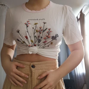 T-shirt med blommigt tryck - Super fin t-shirt med tryck på Fraktar endast! 