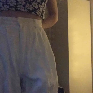  - Snygga vita vintage byxor med tajt midja och långa ben! Passar till allt! 💖💖 Möts gärna upp i Stockholm annars tillkommer frakt