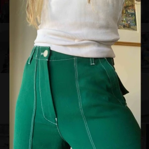  - Slinkiga byxor från Arket, helt oanvända. Vita sömmar med snyggt fall, tajtare över midjan🌵Möts upp i Stockholm, om skickas står köparen för fraktkostnaden 