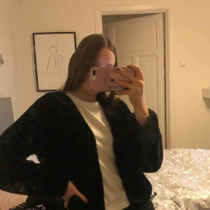  - Fluffig jacka/kofta från Gina tricot använd en gång. Säljer pga inte min stil längre. Jätte mjuk och skön till våren och sommaren. Köpare står för frakten.