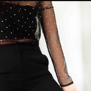  - Fin meshtopp med pärlor, i bra skick (inga pärlor saknas eller liknande). 