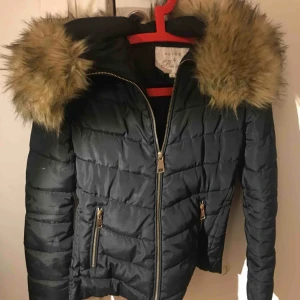  - Mycket fin pälsjacka i bra skick. Den passar även S.  Köpt förra vintern men knappt använd. Frakt tillkommer och kontakta mig om det är nåt du undrar över!
