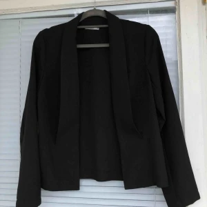  - Kavaj i tunnare ”blus-material” säljes. Strl: 38, men liten i strl. Oanvänd. 