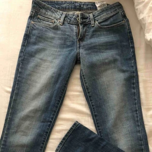 Levis jeans  - Levi’s jeans, aldrig använda men säljes för tyvärr är dem för små för mig Storlek 24x32. Skickas omgående och köparen står för frakt. Vid snabb affär kan priset diskuteras 