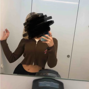  - Jättesöt kort kofta från Brandy Melville i gott skick! Finns en luva på den. Fler bilder kan fixas! Kan mötas upp i Göteborg eller skicka om du själv står för frakten :)
