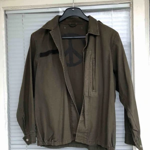  - Militärjacka i fint skick säljes. One size samt unisex. 