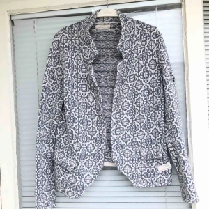  - Stickad Odd Molly tröja säljes. I superfint skick. Storlek 1, vilket motsvarar strl: S. Givetvis äkta, säljes då min mor har tröttnat på den. Inga skavanker eller liknande. 