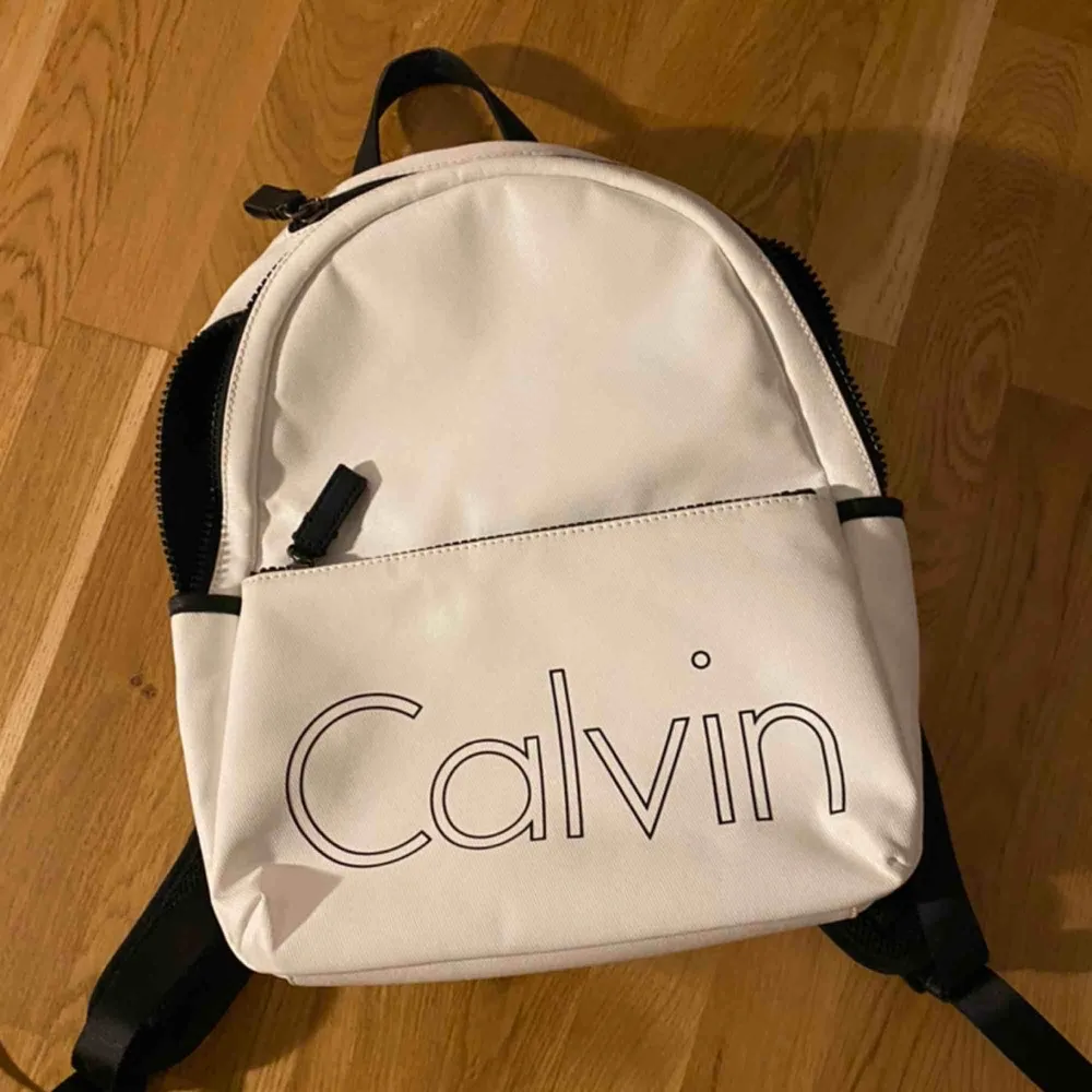 Vit Calvin Klein-ryggsäck! Helt sjukt, men på riktigt köpt för typ 2000 kronor för typ två år sedan och har aldrig använt den. Vill bara bli av med den. Den är så ny att det fortfarande ligger papper i fickorna.... Väskor.