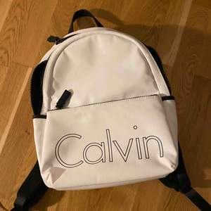 Vit Calvin Klein-ryggsäck! Helt sjukt, men på riktigt köpt för typ 2000 kronor för typ två år sedan och har aldrig använt den. Vill bara bli av med den. Den är så ny att det fortfarande ligger papper i fickorna...