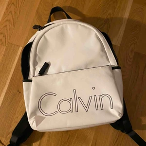  - Vit Calvin Klein-ryggsäck! Helt sjukt, men på riktigt köpt för typ 2000 kronor för typ två år sedan och har aldrig använt den. Vill bara bli av med den. Den är så ny att det fortfarande ligger papper i fickorna...