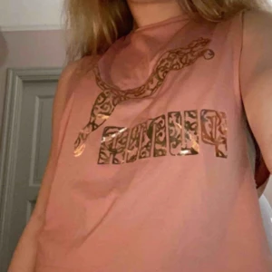  - Jag är 161 och väger 56 kg! Den är använd tre gånger, köpt för cirka 300-400. Kan mötas i Sthlm, annars betalar du för frakt ❤️