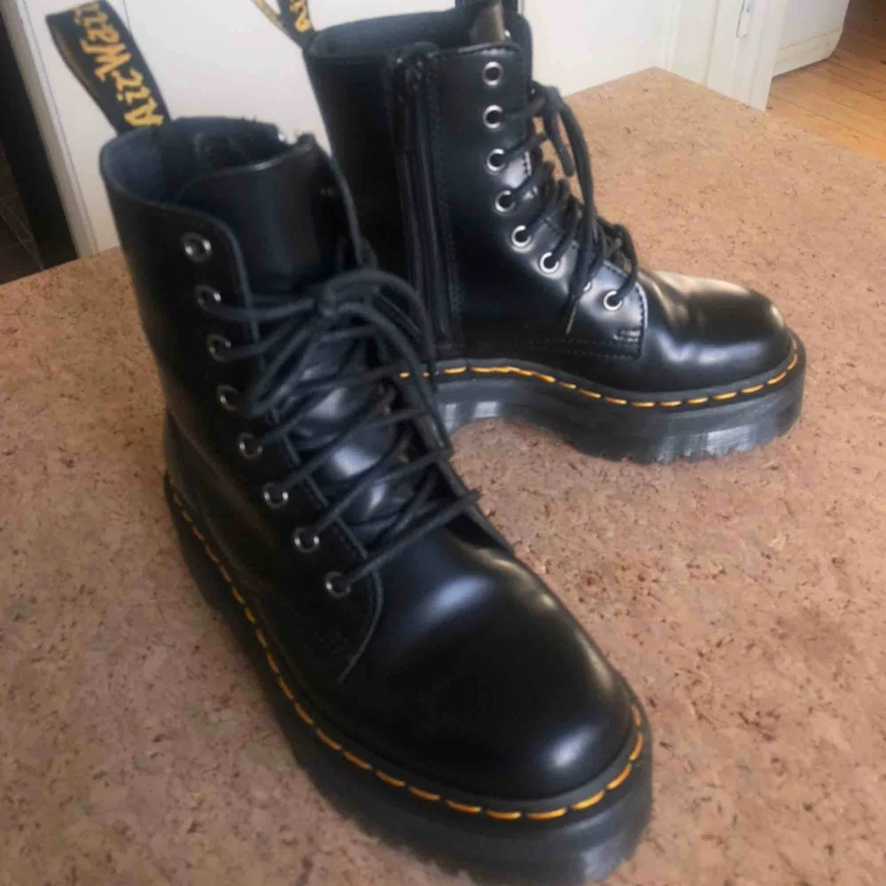 helt nya Dr Martens Jadon, endast använda 2-3 gånger. säljer för att dom tyvärr är lite för små för mig:(( kan få lådan med om man vill! möts upp eller så betalar köparen frakten om dom ska skickas 🌞. Skor.