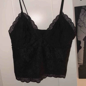  - Ett svart spetslinne, endast använd vid fåtal tillfällen. Köparen står för frakt :)