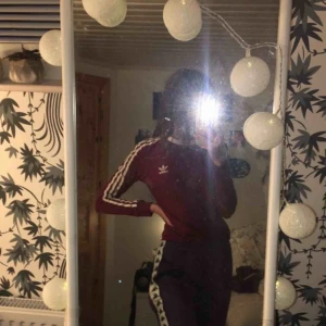 Adidaströja - Vinröd adidas tröja i strl 34(xs-s). Köpt för 400 kr tror jag.  Modell som den svarta på bilden, hittade ingen bild på den vinröda på nätet