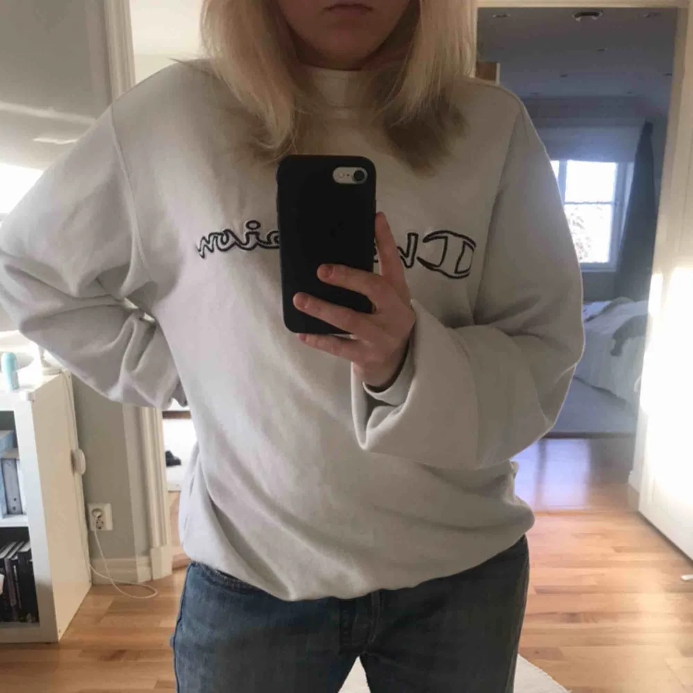 Jättefin vintage Champion tröja! Säljer då den inte riktigt är min stil💕 skriv för fler bättre bilder BUD PÅ 370kr!!!! . Hoodies.