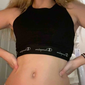  - Jag är 161 och väger 56 kg! Den är använd tre gånger, köpt för 400. Kan mötas i Sthlm, annars betalar du för frakt ❤️