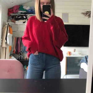  - En fin stickad tröja från Zara i vinrött och stl. S, använd ett par gånger. Möts antingen upp eller så tillkommer frakt 🥰