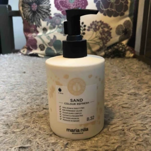  - Helt oanvänd hårinpackning från Maria Nila (som ni ser på andra bilden så är förslutningen fortfarande på). Står även på baksidan hur den används. 🤍 färgen ger en lite mörkare beige färg 😍👌🏻