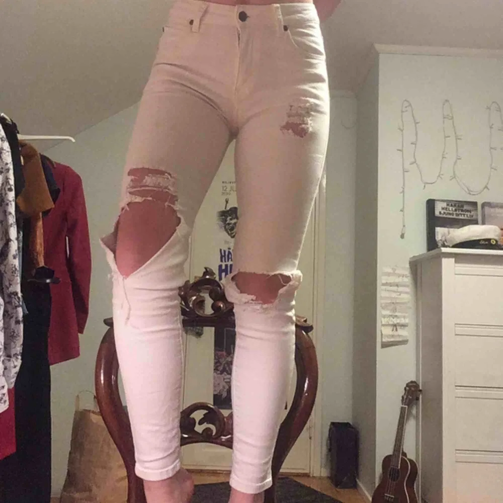 🌸Vita byxor med coola hål som tyvärr aldrig kommer till användning. Passar storlek 34-36. Jag är 165 cm lång och de går till ankeln på mig🌸 (kolla gärna mina andra annonser😘). Jeans & Byxor.